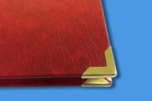 Hardcover in rot mit Buchecken in gold